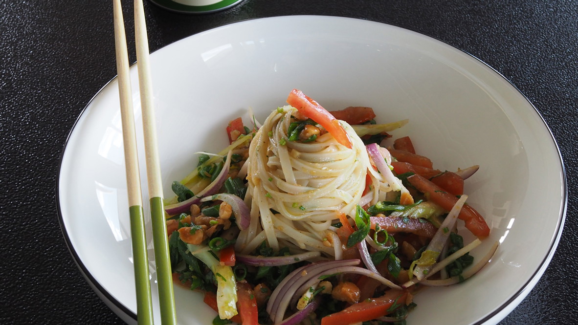 Image of Thai-Salat mit Reisnudeln und Curry Hara