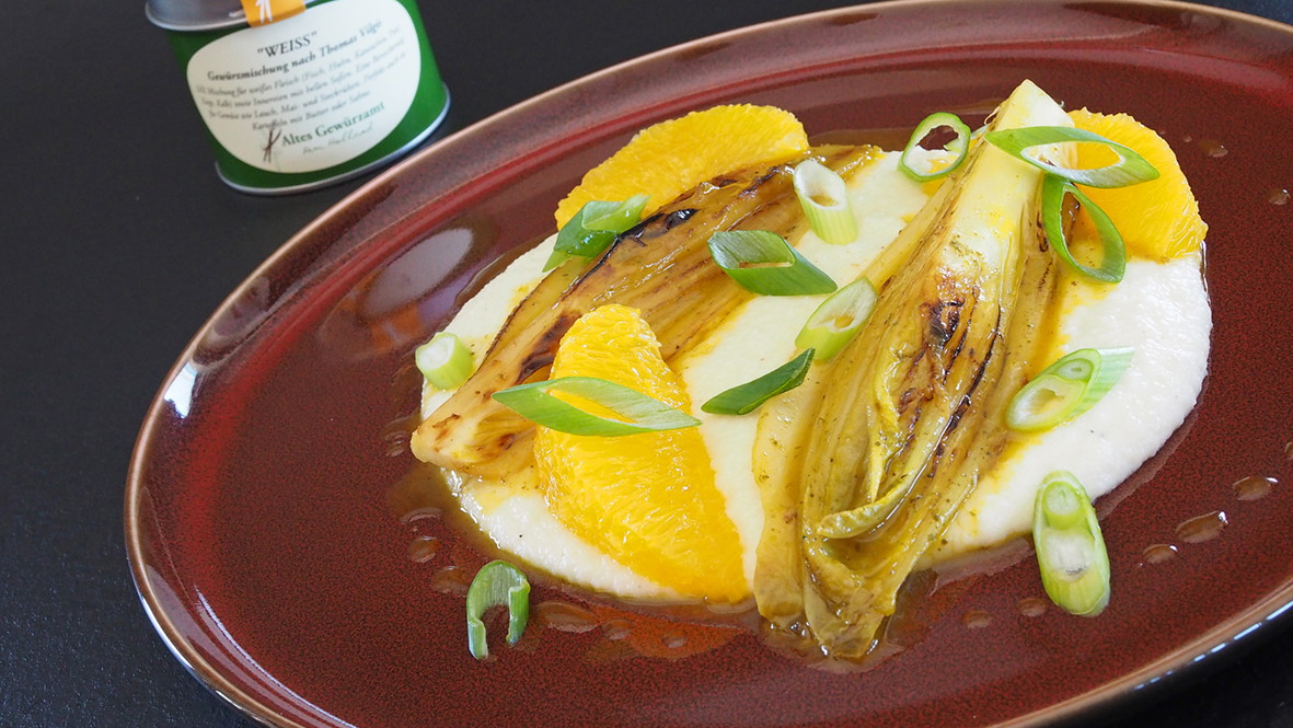 Image of In Orange geschmorter Chicorée auf flüssiger Polenta mit Vilgis Weiss