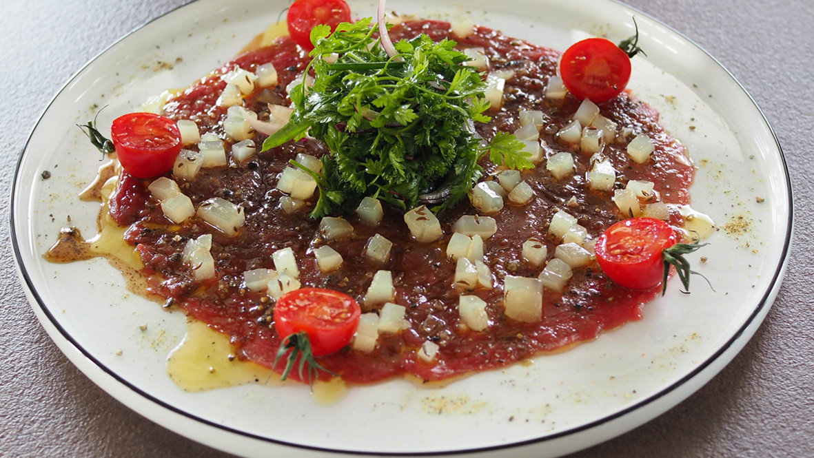 Image of Rinder-Carpaccio mit Zitronen-Pfeffer, Streusel vom Harzer Handkäs und grüne Soße-Kräutersalat