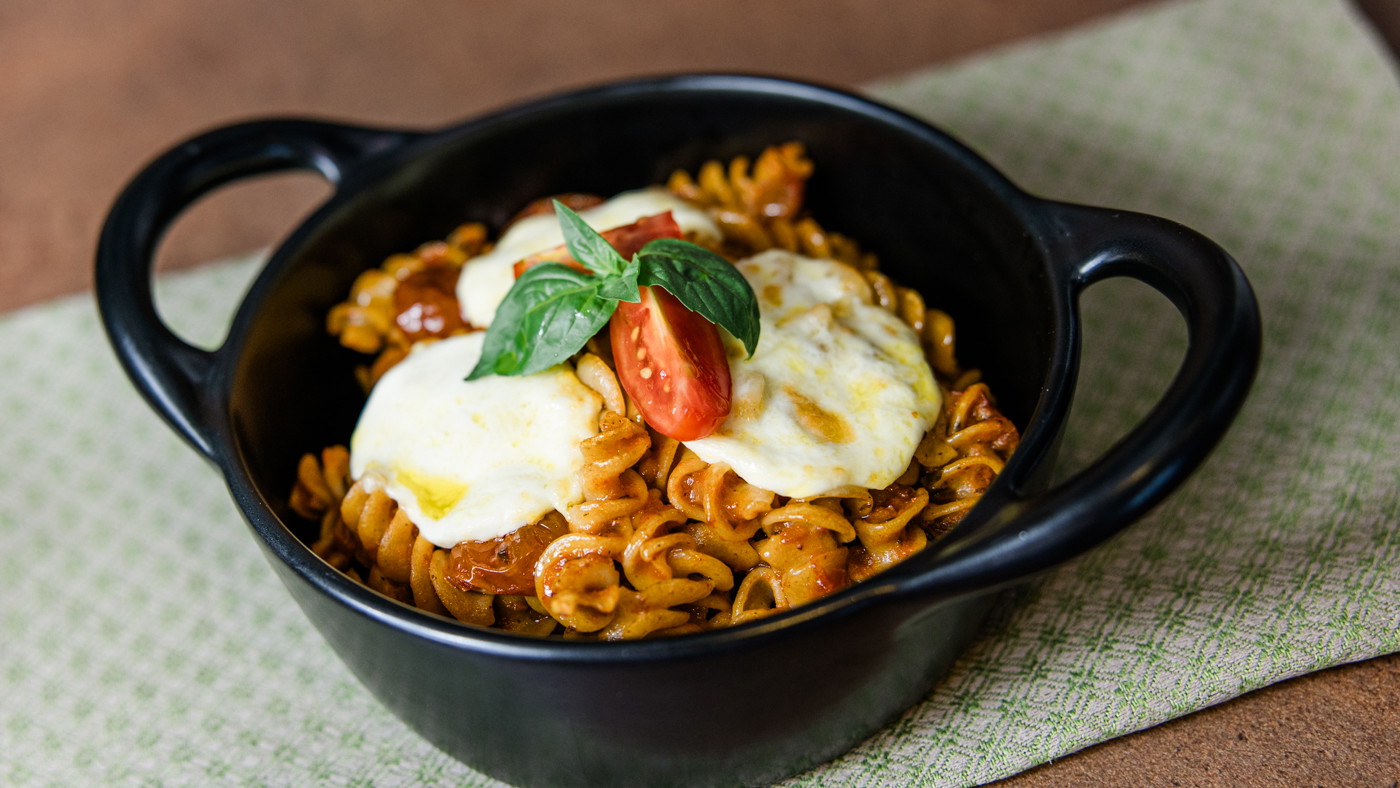 Image of Spirelli mit Römergewürz, Tomatensoße und Mozzarella überbacken