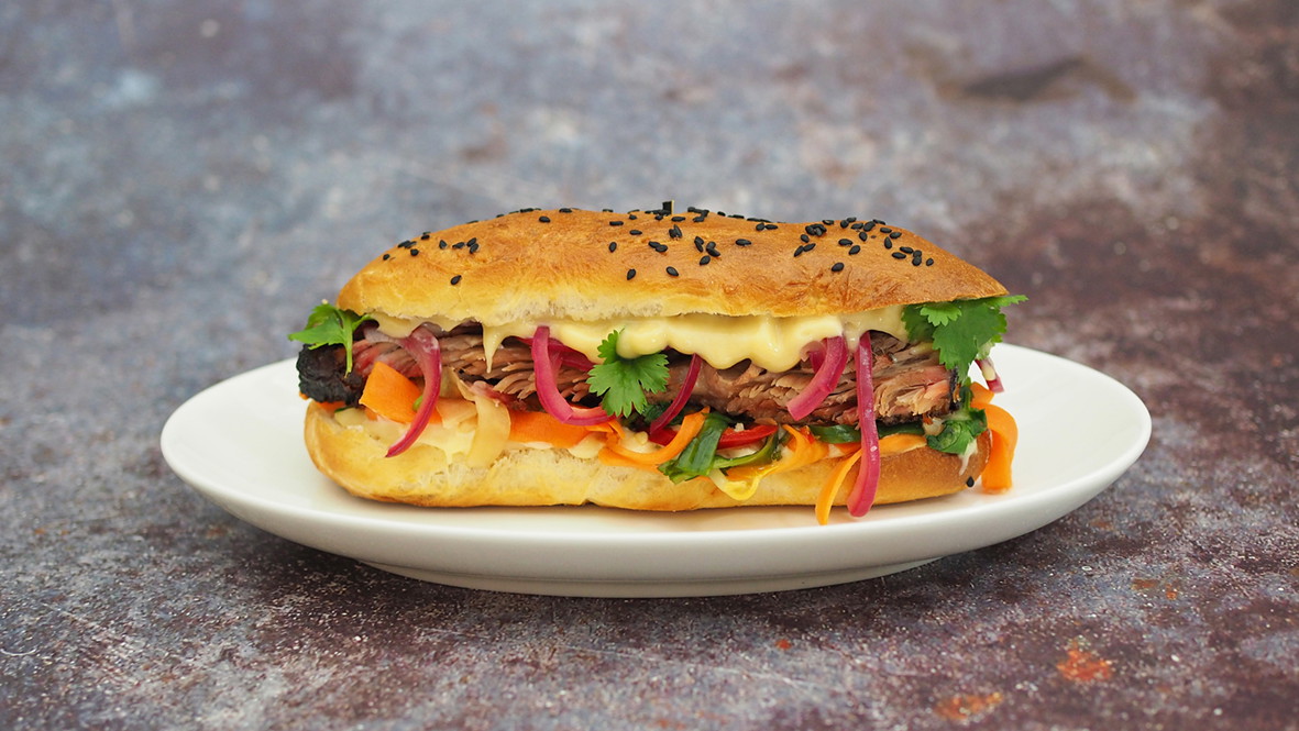 Image of St. Louis Ribs im Baguettebrötchen mit sauer eingelegtem Gemüse, Miso-Mayonnaise und BBQ Rub Deluxe