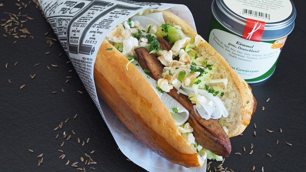 Image of Weißwurst Hot Dog mit Süßer-Senf-Mayonnaise, Kümmel-Spitzkohl und gesalzenem Rettich