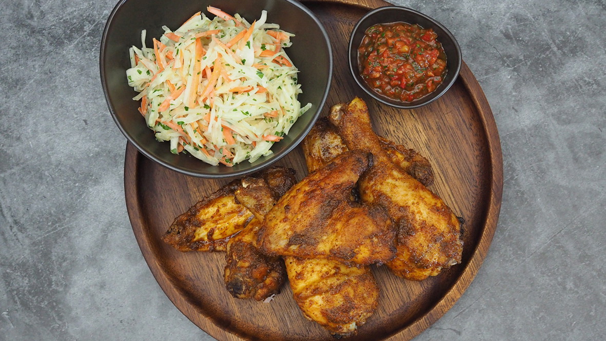 Image of Wings und Drumsticks vom Kikok-Hähnchen mit Kilians BBQwürze, Coleslaw und Smoked Salsa