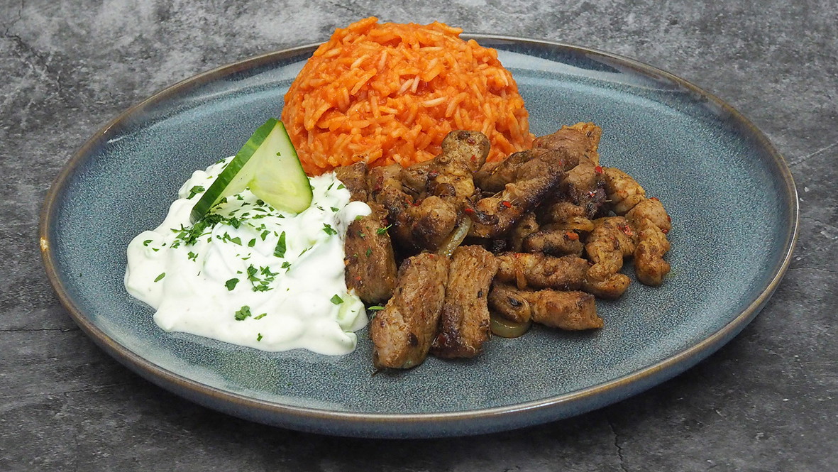 Image of Gyros vom Schwein mit Tsatsiki und Tomatenreis