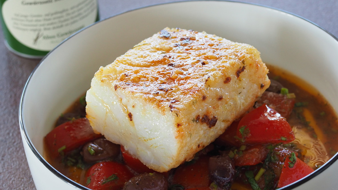 Image of Bacalao mit Gewürzsalz Bouillabaisse auf Tomatensalat (Oliven)