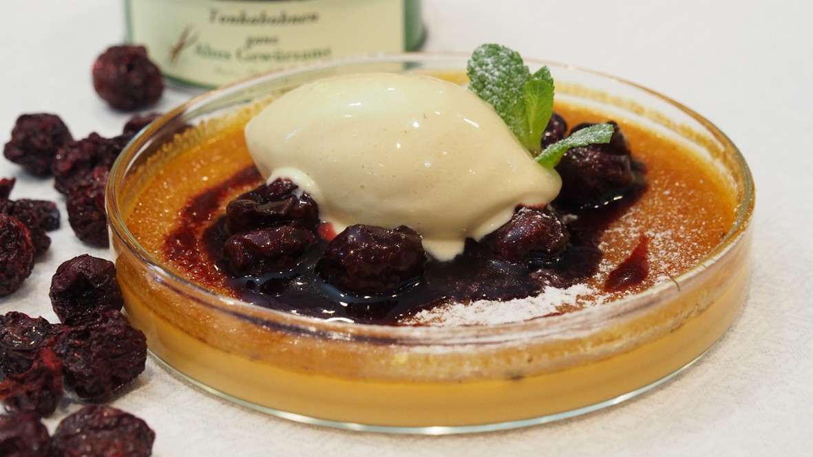 Image of Gebrannte Karamellcreme mit Sauerkirschen in Zimtblütenwein und Tonkabohneneis