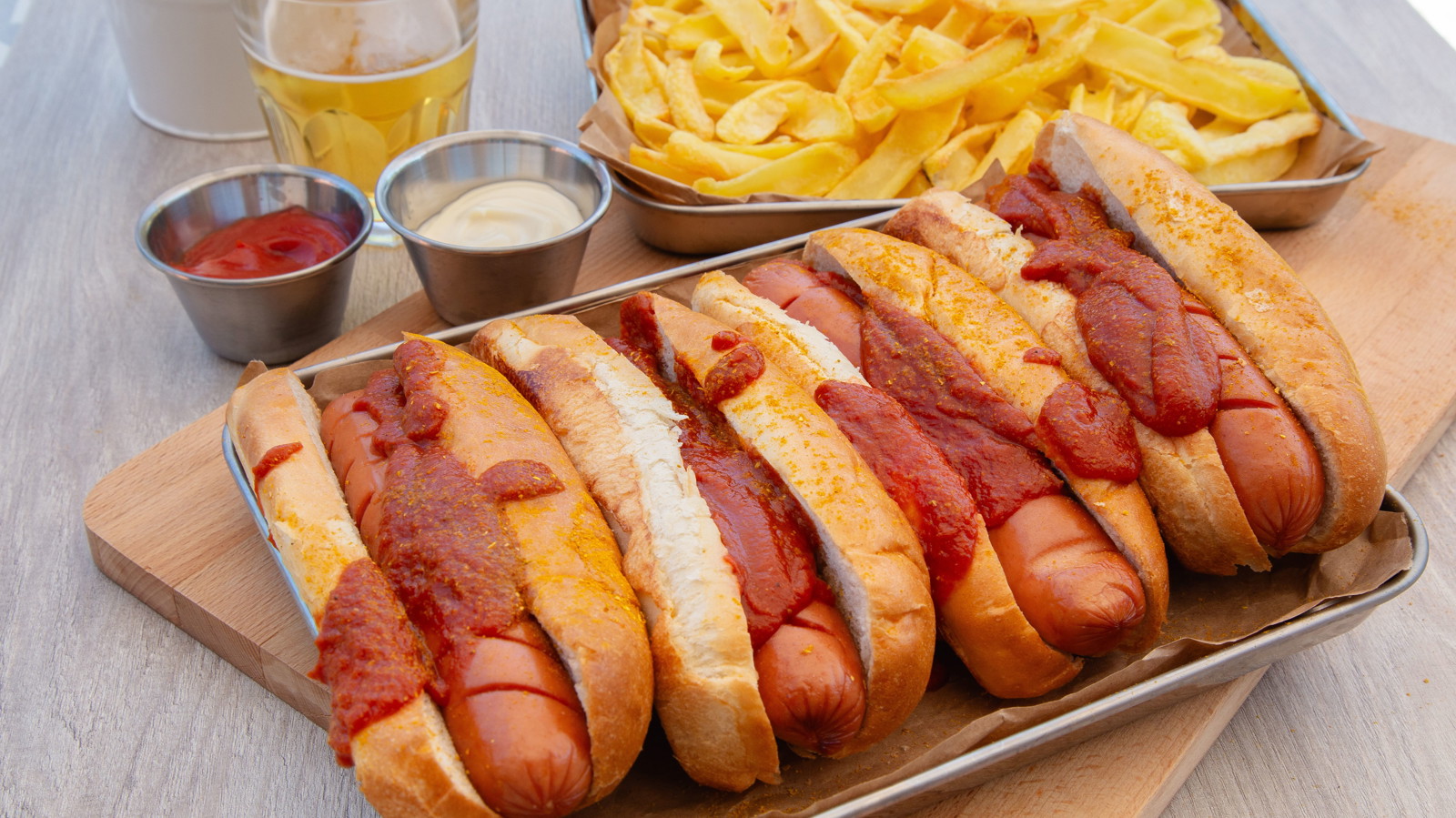 Image of Berliner Currywurst: panino con salsiccia al curry