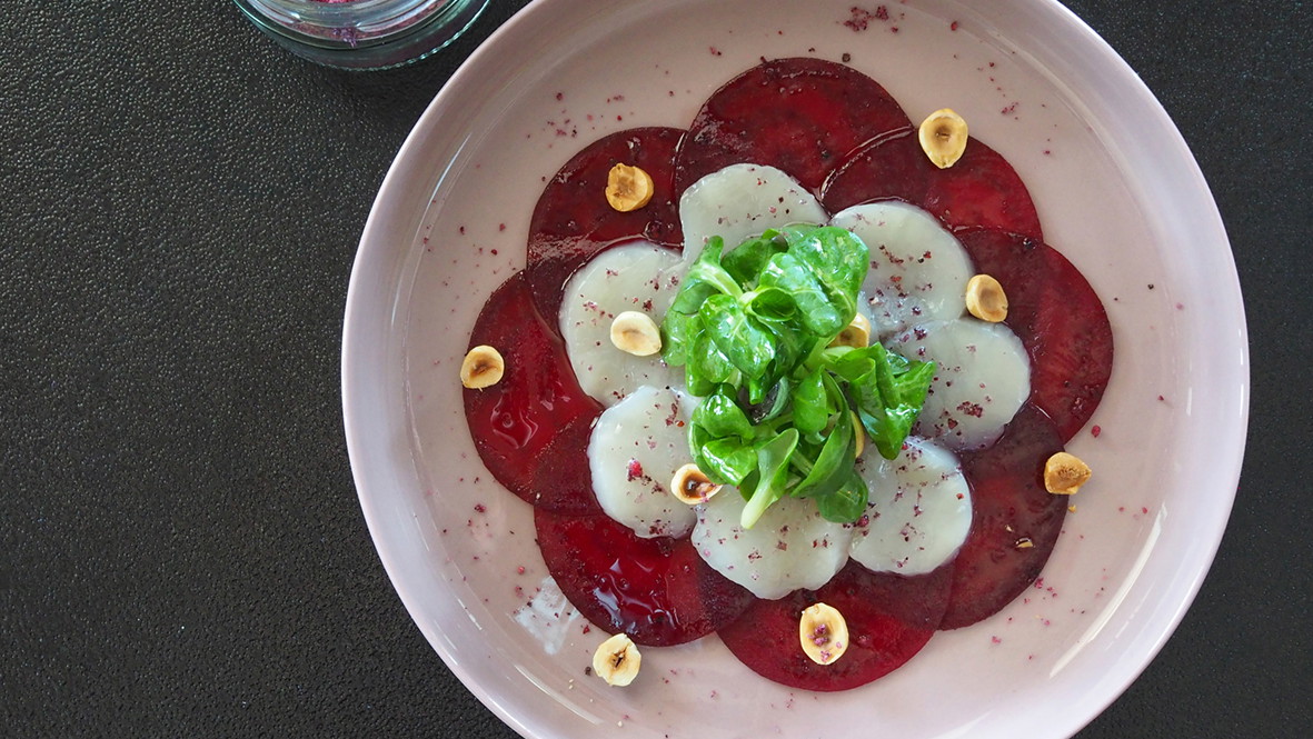 Image of Jakobsmuschel-Carpaccio mit Sylter Wildbeerensalz, Haselnussöl, roter Beete und kleinem Feldsalat