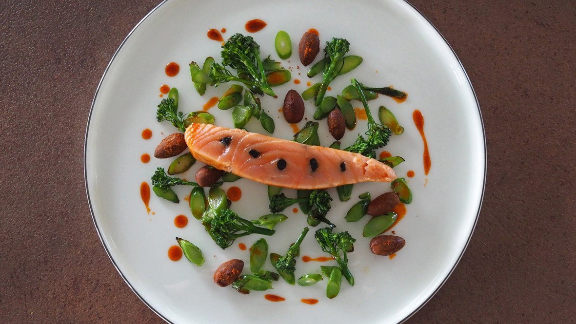 Image of Lauwarmer Rauchlachs mit fermentiertem Knoblauch gespickt, gebratenem wilden Brokkoli und pikanten Rauchmandeln