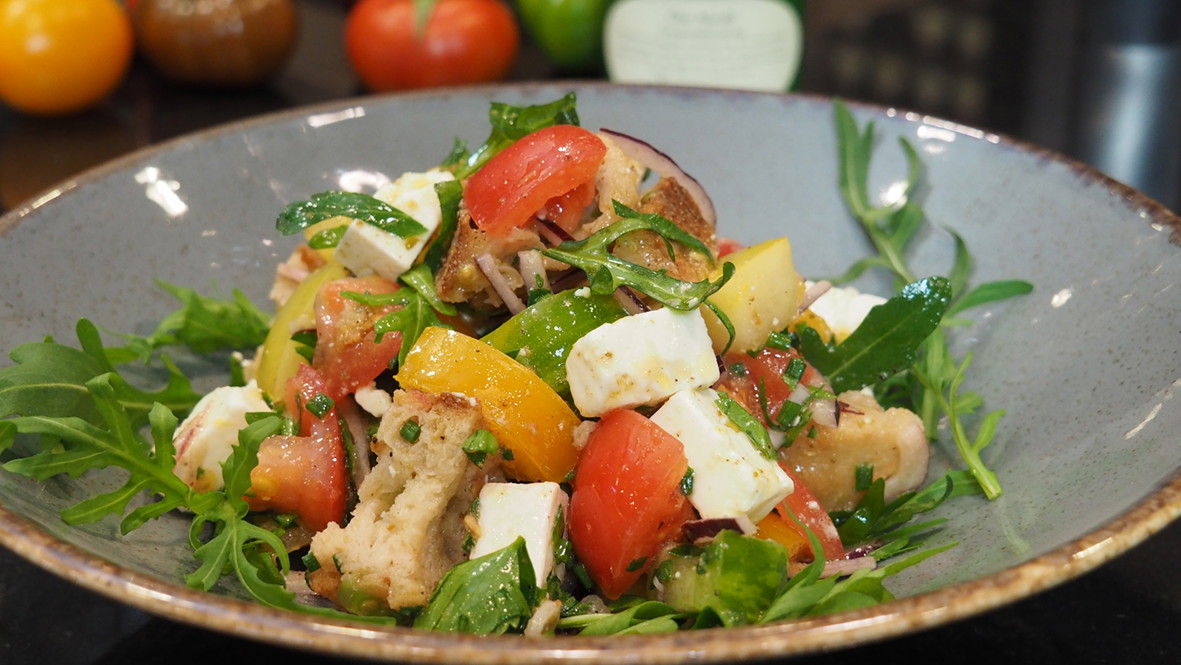 Image of Pikanter Tomaten-Brotsalat mit Chat Masala, roten Zwiebeln, Feta und Rucola