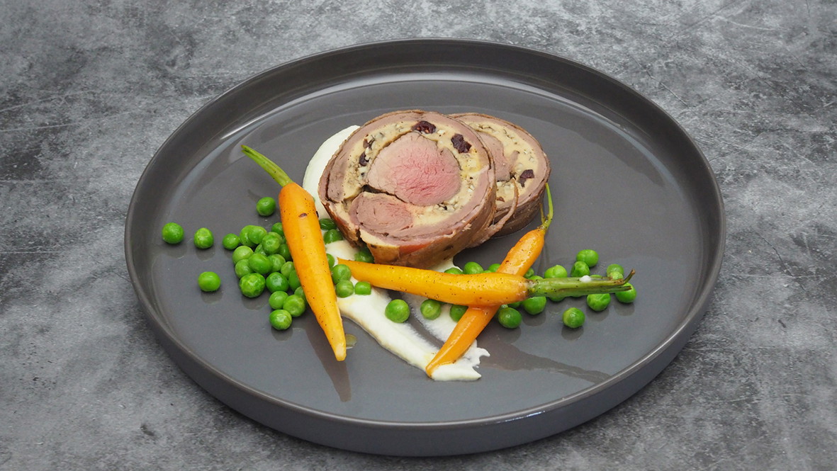 Image of Hirschroulade mit Molé, Selleriepüree, Erbsen und Vanille-Karotten