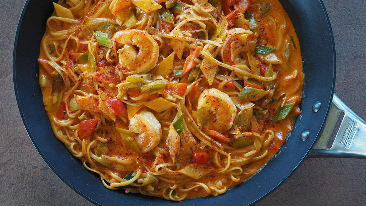 Image of Linguine mit Riesengarnelen auf Wurzelgemüse mit Berg-Lorbeerblätter und Chili Bird‘s Eye