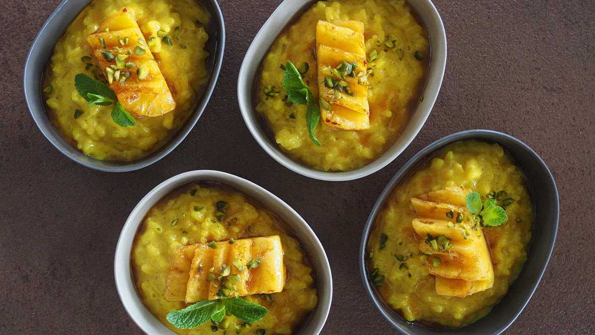 Image of Goldener Milchreis mit geschmorter Ananas mit Goldene Milch