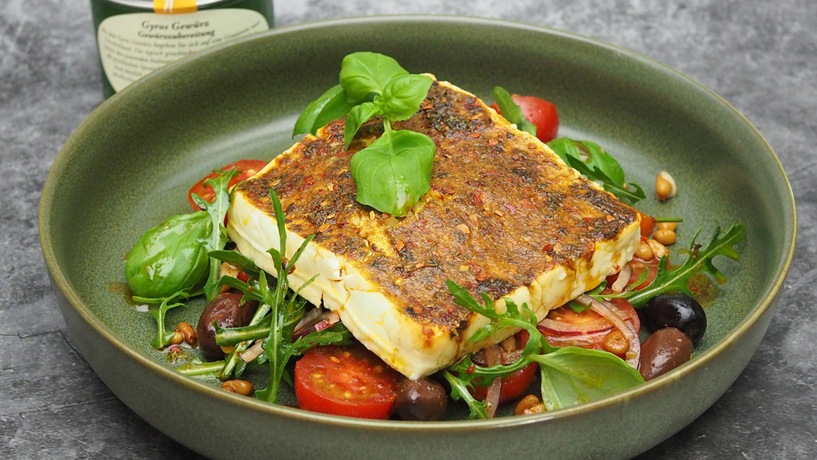 Image of Ofen-Feta mit Gyros Gewürz auf Oliven-Tomatensalat und gerösteten Pinienkernen