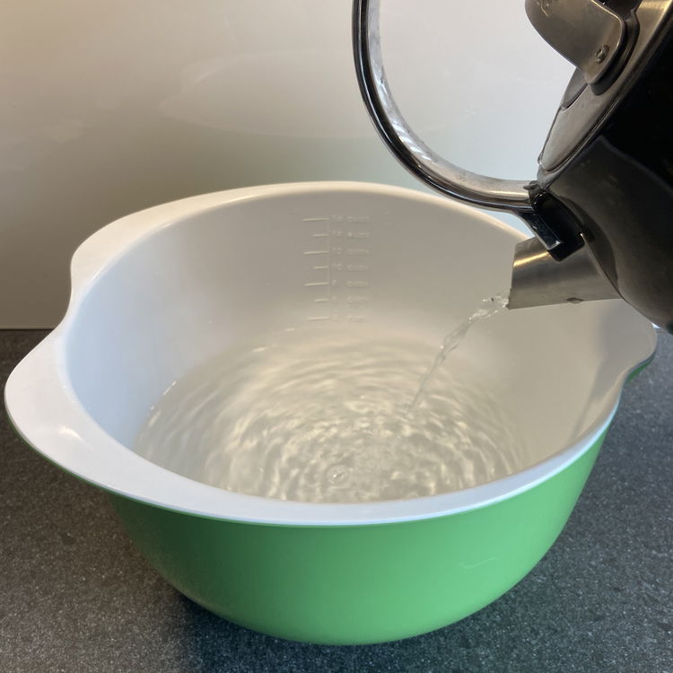 Image of Eine Schüssel mit heißem (nicht kochendes) Wasser vorbereiten.