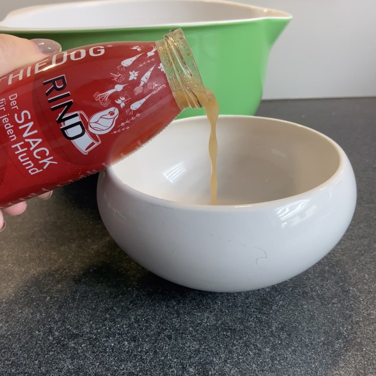 Image of Eine zweite Schüssel über der Schüssel mit dem heißen Wasser platzieren und den SmoothieDog in diese einfüllen.2 Flasche SmoothieDog