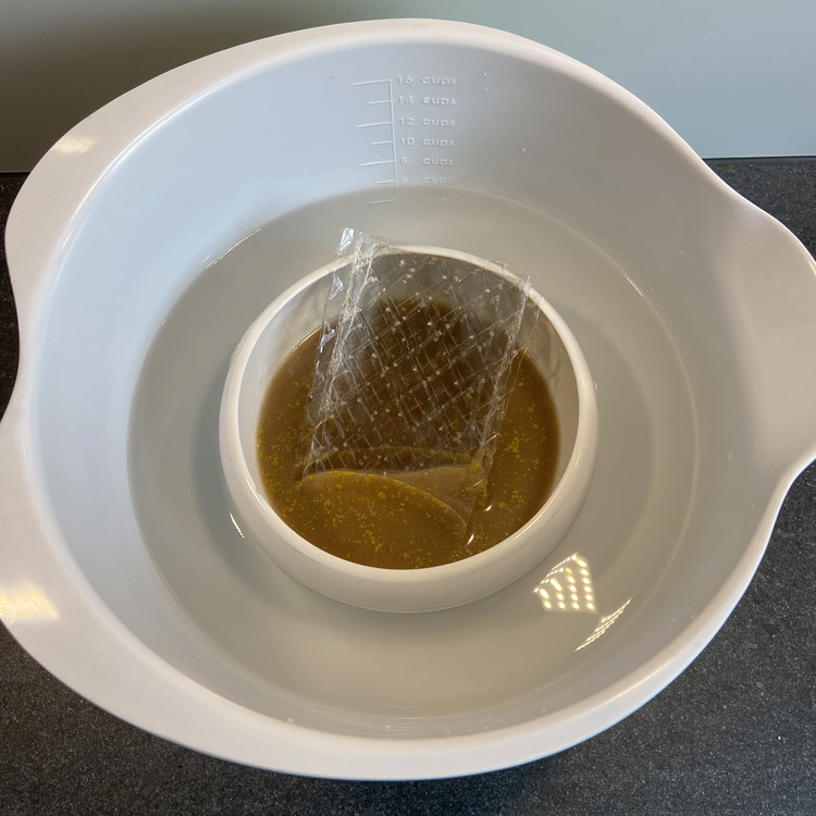 Image of Nun die Gelatine-Blätter hinzugeben und unter stätigem Rühren warten, bis sich diese komplett aufgelöst haben.