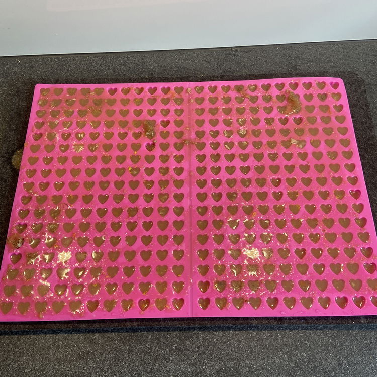 Image of Anschließend die Masse in die Trixie Backmatte geben und diese...