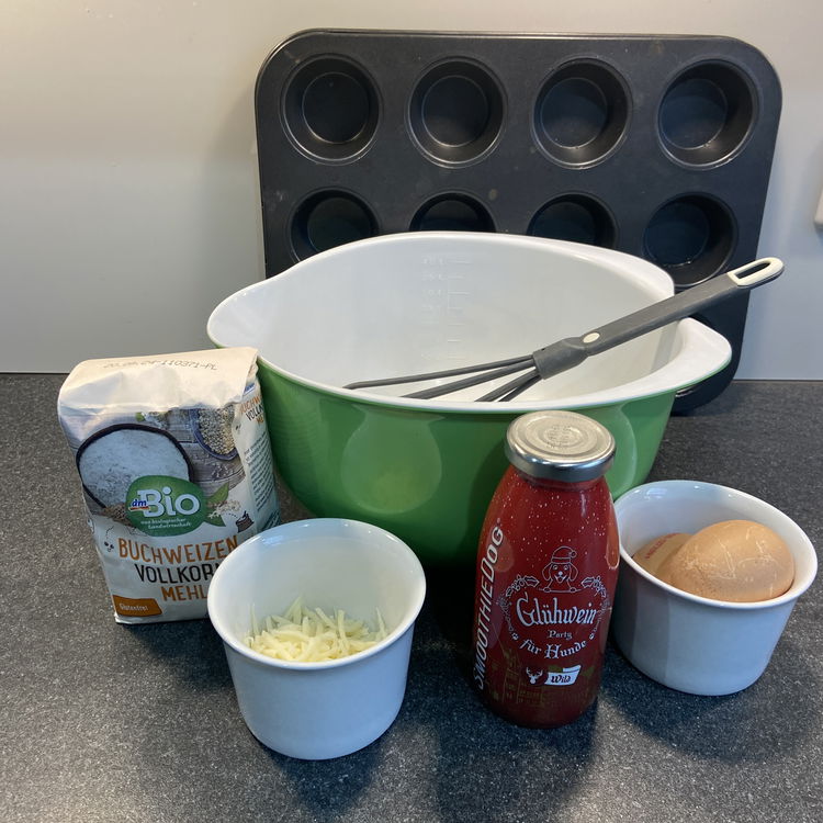 Image of Eier, SmoothieDog und eine Handvoll geriebenen Käse in eine Schüssel...