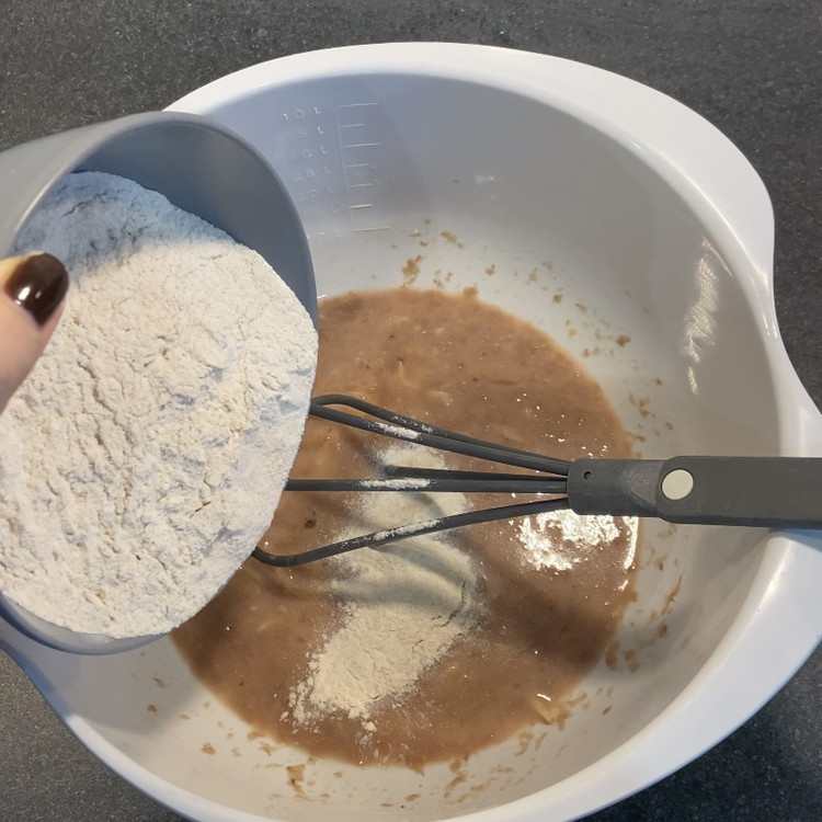 Image of Unter ständigem Rühren nun nach und nach das Mehl hinzugeben.