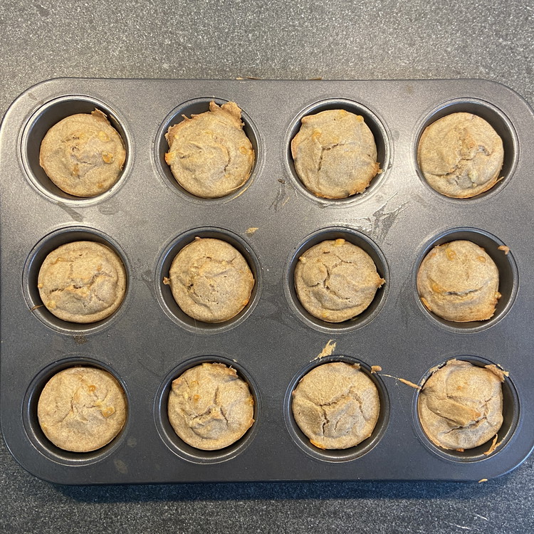 Image of Muffinformen auf einem Backblech mit Abstand zueinander platzieren und im vorgeheizten Backofen bei 180℃ Ober- / Unterhitze für 25 Minuten packen.