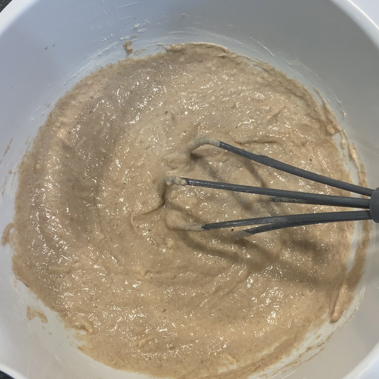 Image of Gebe die Teigmasse in herkömmliche Muffinformen bis diese zu ⅔ gefüllt sind.