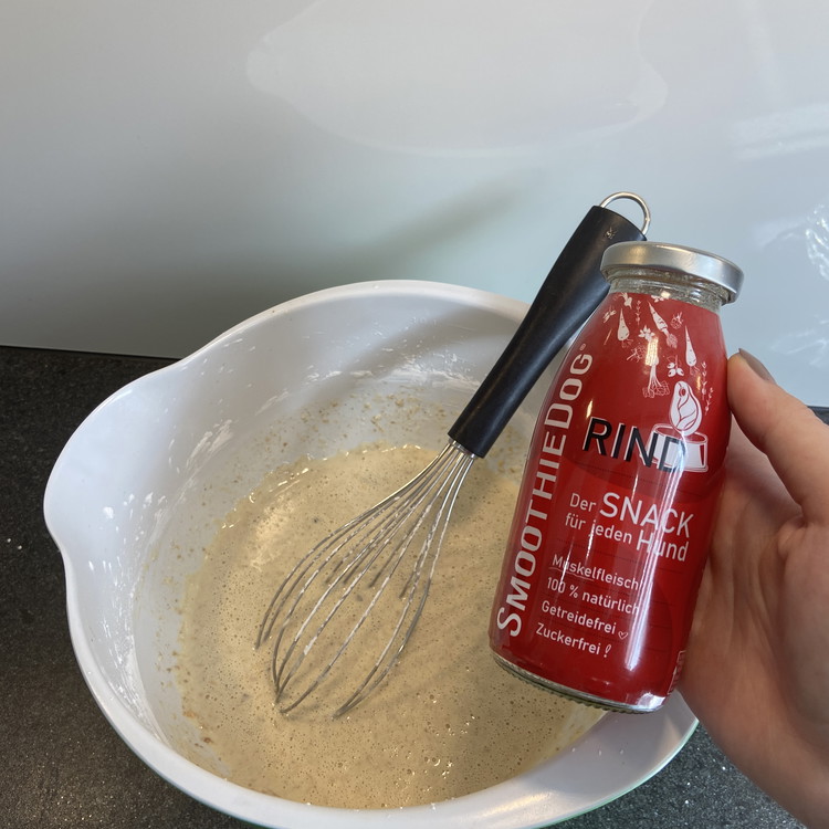 Image of Smoothie, Eier und Kokosraspeln in eine Schüssel geben und vermengen.