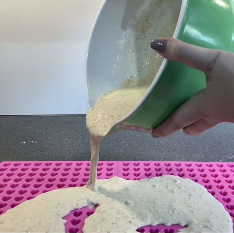 Image of Anschließend Teig auf der Trixie-Backmatte verteilen.