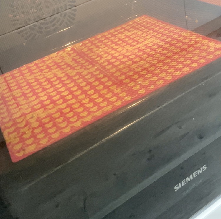 Image of Nun kann die Backmatte bei 180℃ Ober- / Unterhitze für 30 min in den Backoffen.