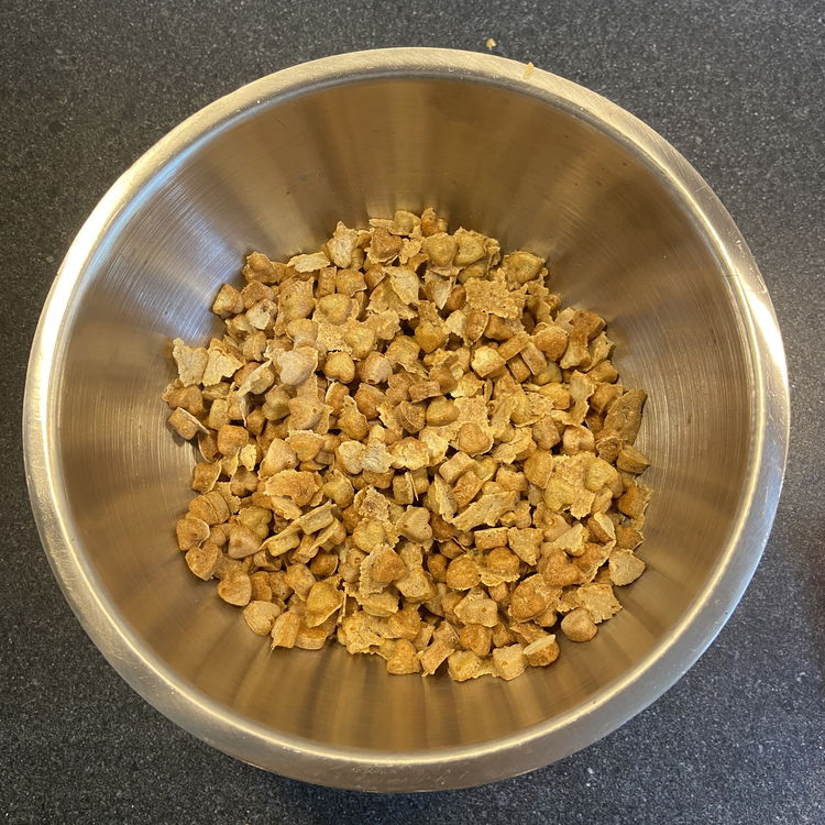 Image of Fertige Hundekekse für 20 min im Backofen trockenziehen lassen und...