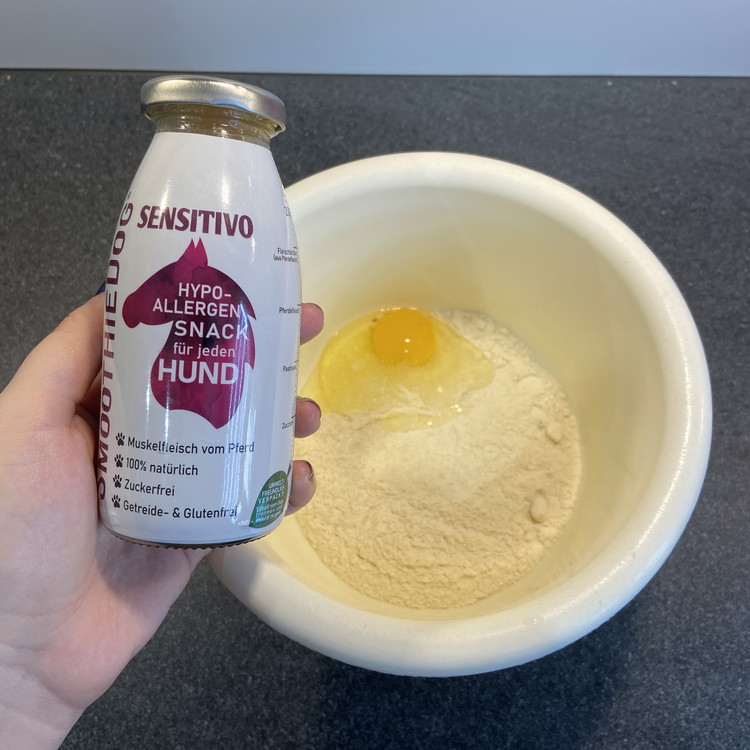 Image of Gebe die 2 Eier und den Smoothie in eine Schüssel und vermenge die Zutaten miteinander.