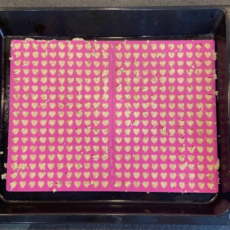 Image of Verteile den Teig auf der Trixie-Backmatte und streiche den überschüssigen Teig ab.