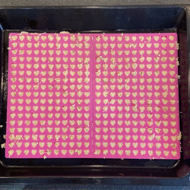 Image of Verteile den Teig auf der Trixie-Backmatte und streiche den überschüssigen...