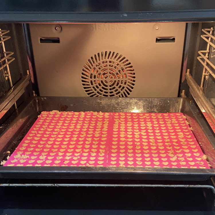 Image of Gebe die Backmatte auf einem Backblech und backe die Kekse für 20 Minuten bei 180℃ Ober- / Unterhitze im Backofen.