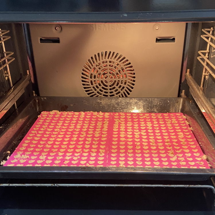 Image of Gebe die Backmatte auf einem Backblech und backe die Kekse...