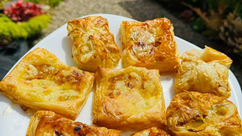 Image of Cheesy Chutney Tarts 