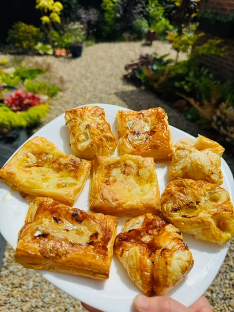 Cheesy Chutney Tarts 