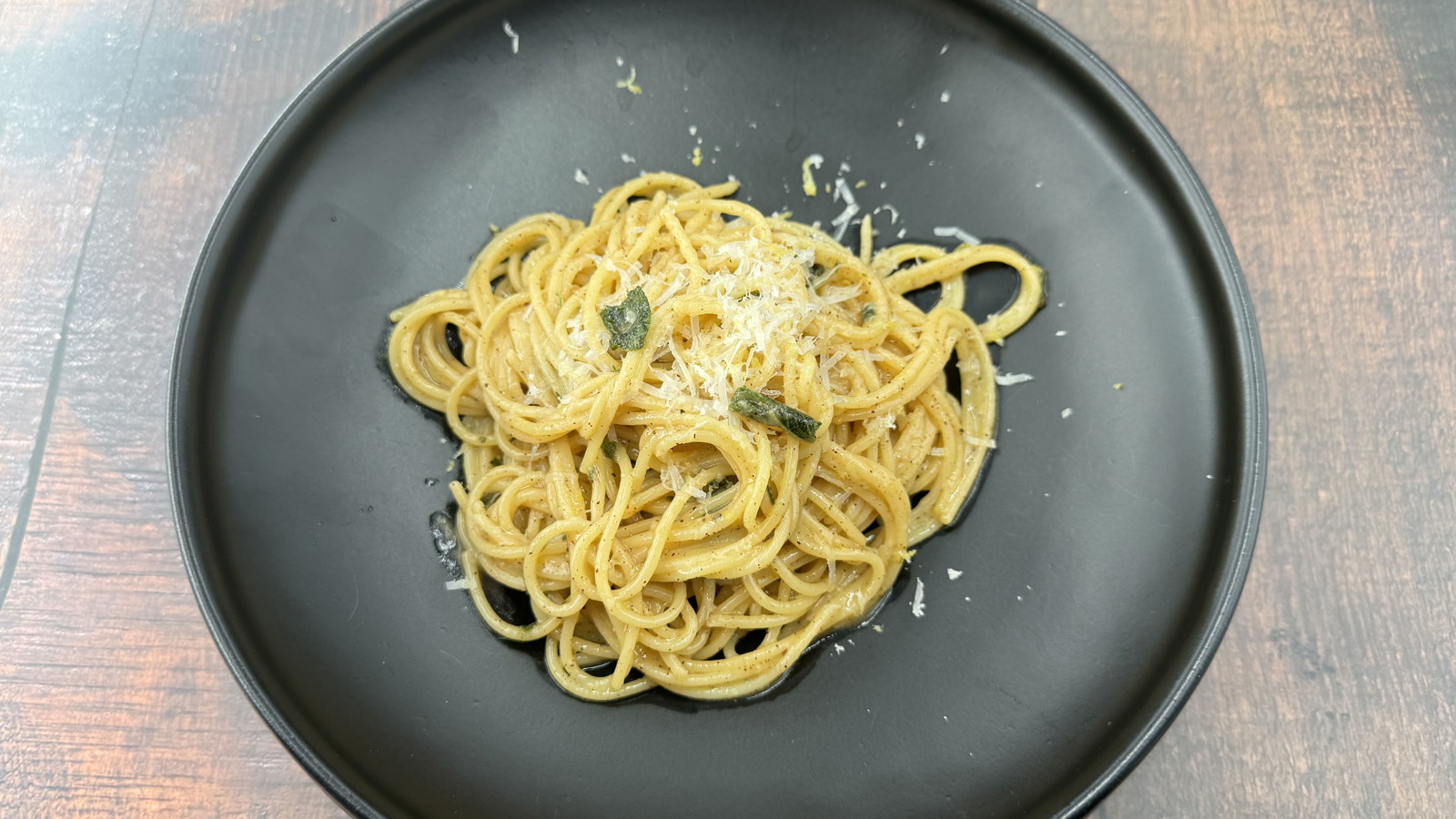 Spaghetti mit Nussbutter und Salbei