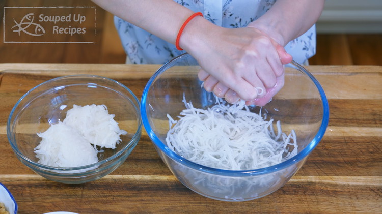 Image of Squeeze the radish to eliminate the excess liquid and set it aside.