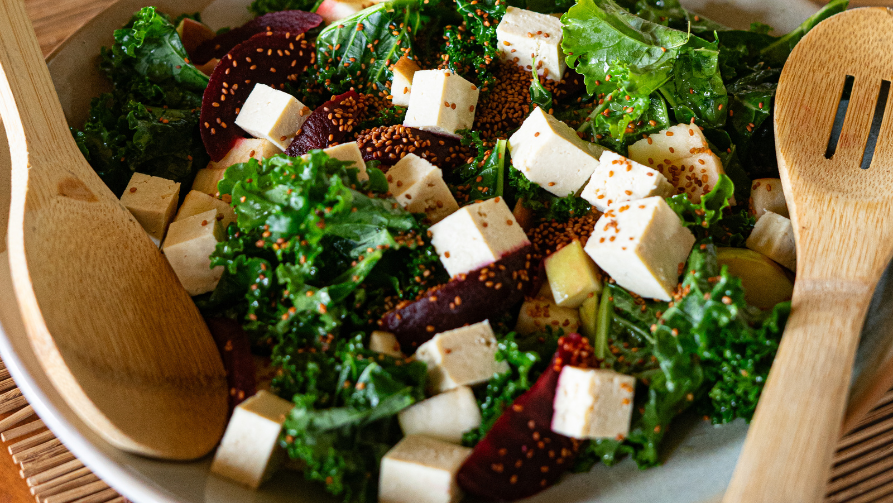 Image of Salade de chou frisé, pommes, betteraves, vinaigrette au whisky et caméline torréfiée