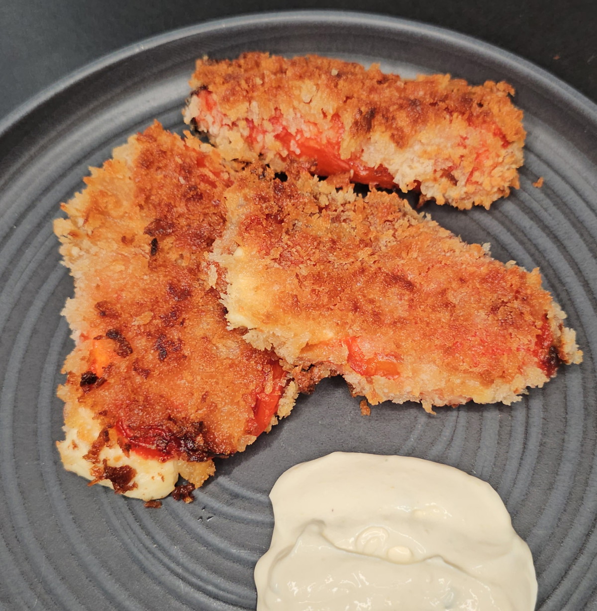 Panierte Paprikatäschle mit Fetafüllung