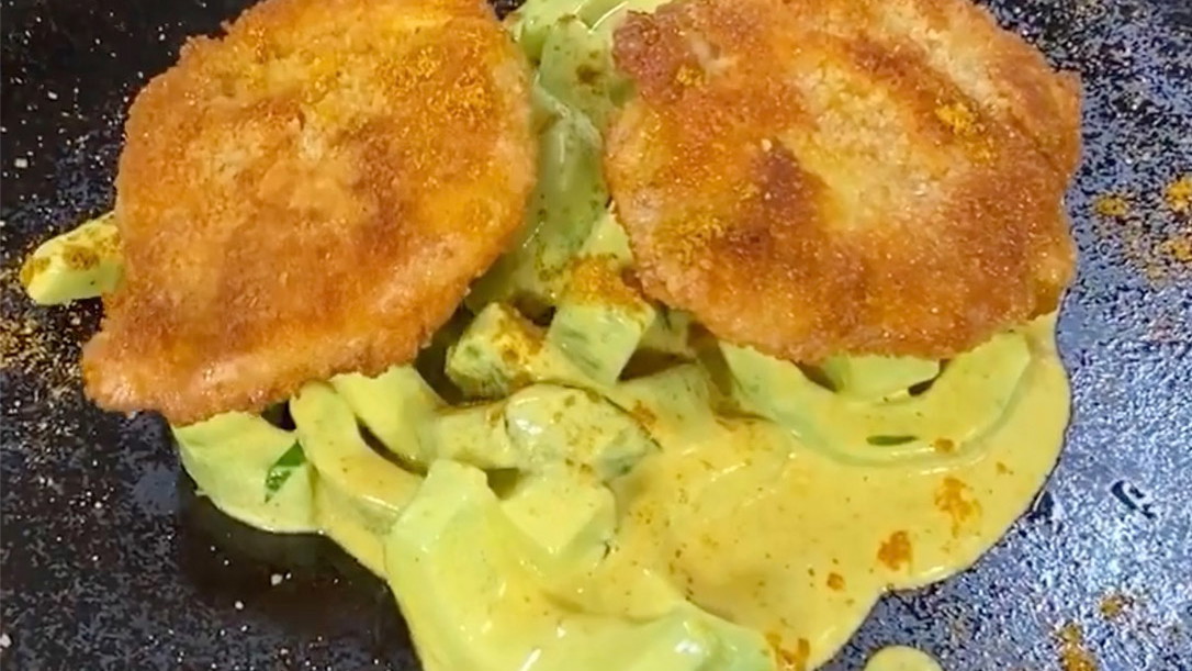 Curry-Schnitzel vom Huhn mit lauwarmem Gurkensalat