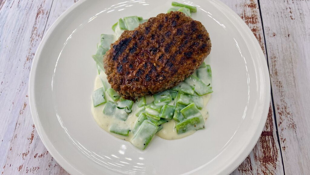 Hacksteak vom Grill mit gestovten Bohnen