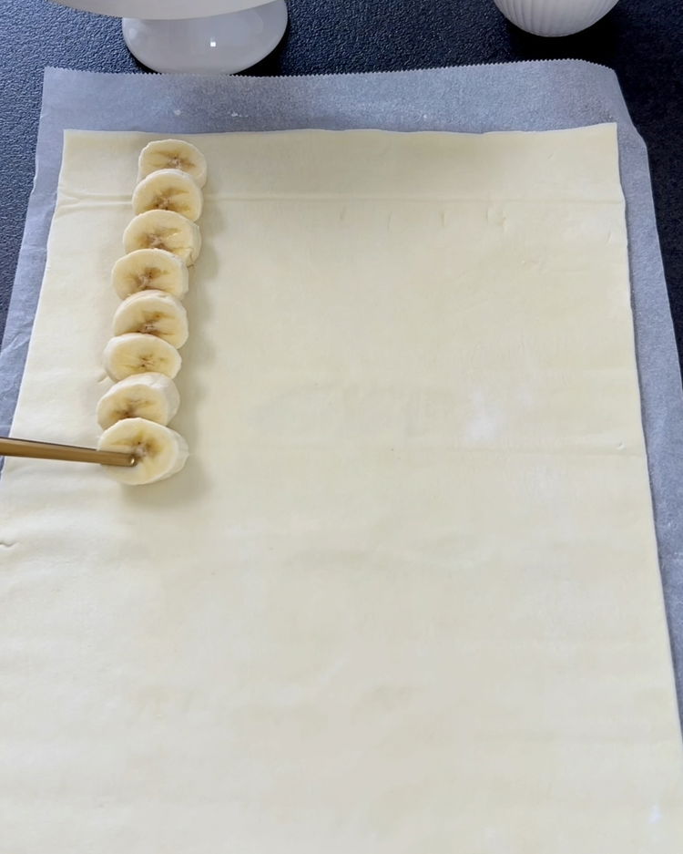 Image of Curățați bananele și tăiați-le pe lungime în fâșii subțiri.