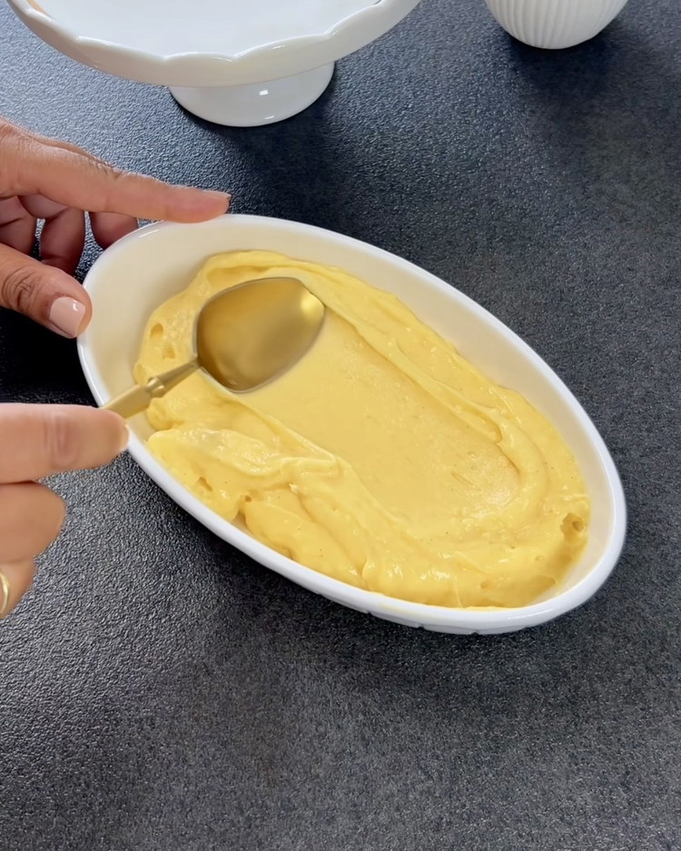Image of Kaada seos takaisin kattilaan ja kypsennä keskilämmöllä jatkuvasti sekoittaen, kunnes se paksunee. Sekoita joukkoon vaniljauute ja anna vaniljakastikkeen jäähtyä.