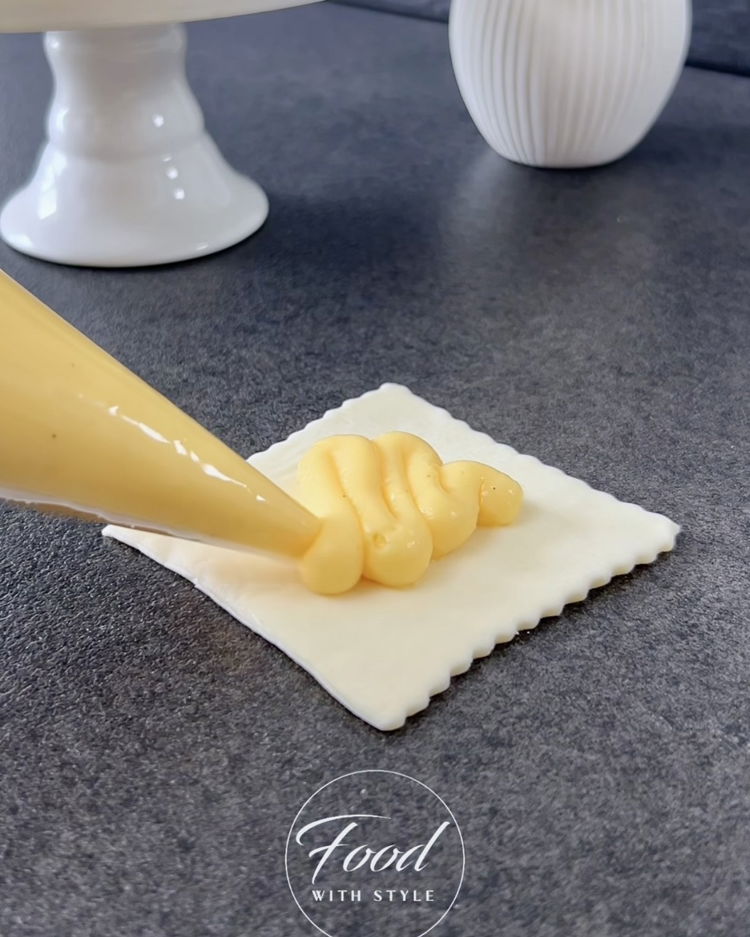 Image of Puneți o lingură de budincă de vanilie în centrul fiecărui...