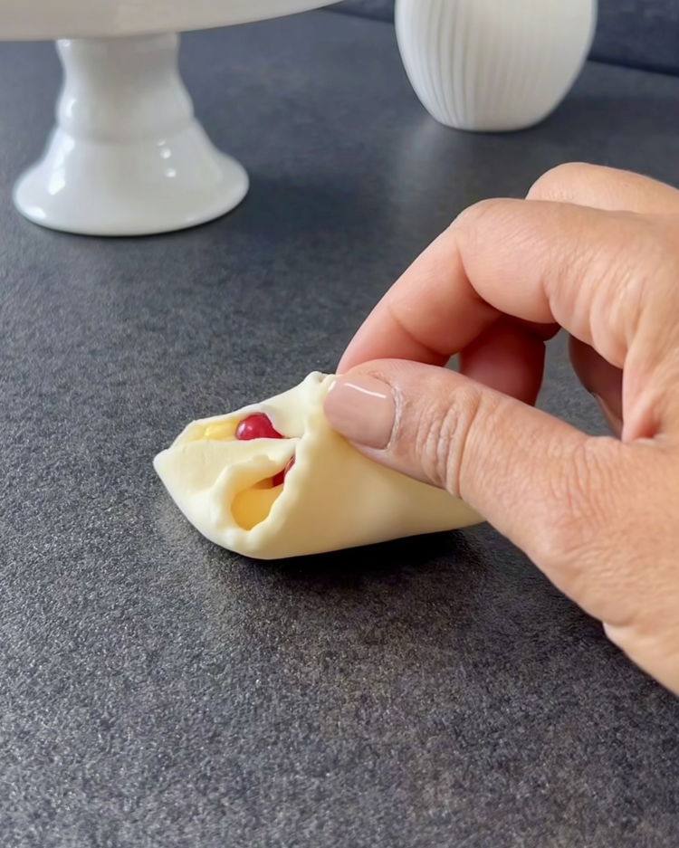 Image of Îndoiți colțurile pătratelor de aluat spre centru și apăsați ușor...