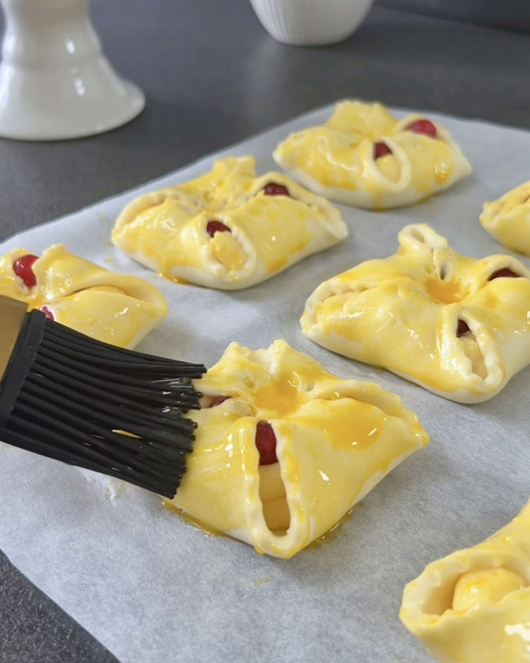 Image of Bateți oul și ungeți pateurile cu el.