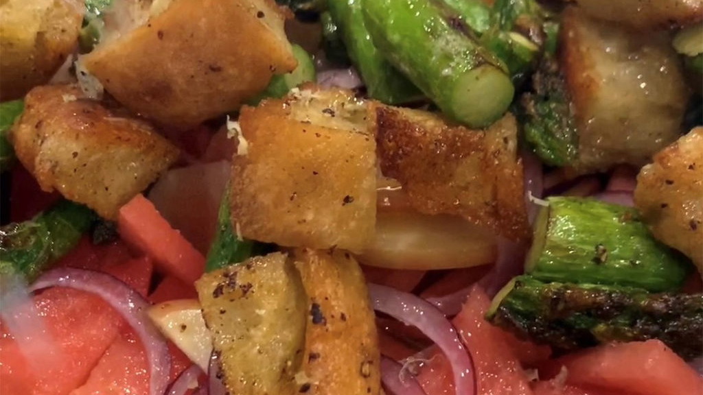 Spargelsalat mit Brot und Melone