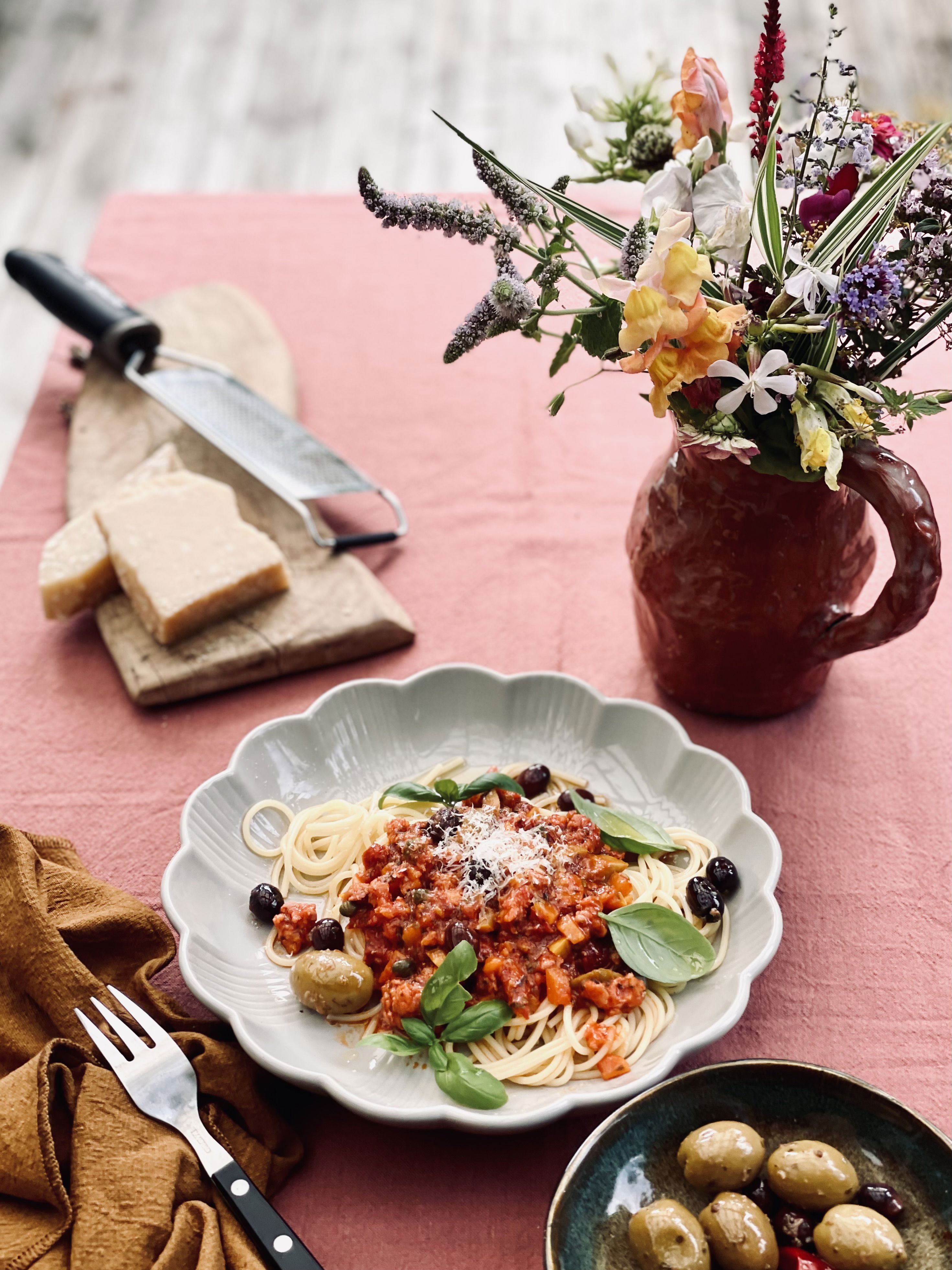 SPAGHETTI ALLA PUTTANESCA – Made by Mama (Danmark)